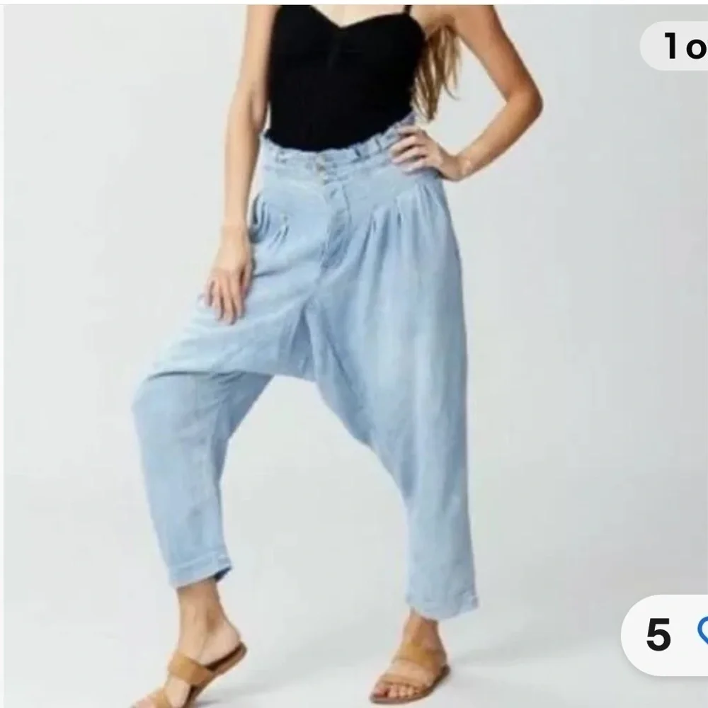 Free People Mover and Shaker Pleated Paper Bag Jean in Indigo .Size 2